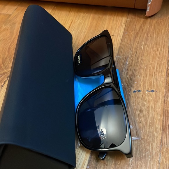 Polarized Sunglasses - Black frame with gray lenses